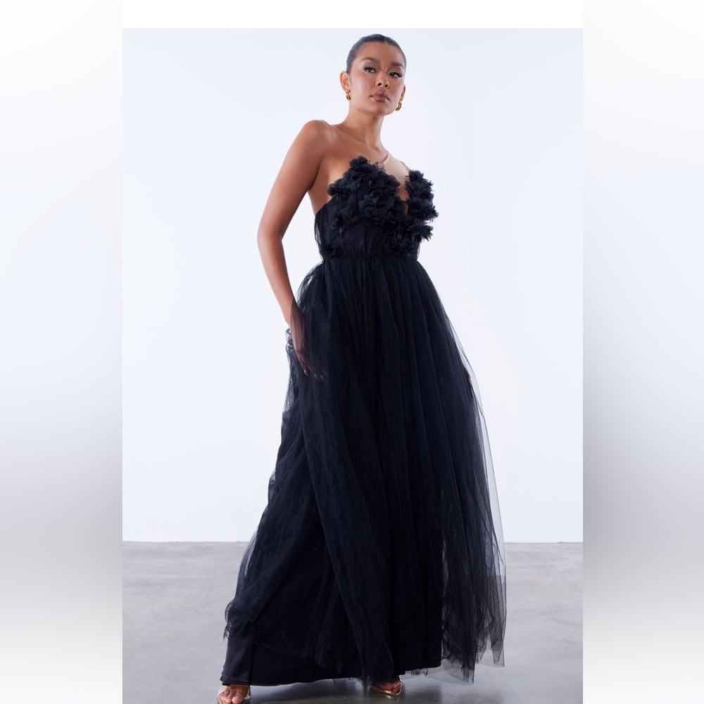 New with Tags. Women’s Black One Shoulder Tulle Gown.